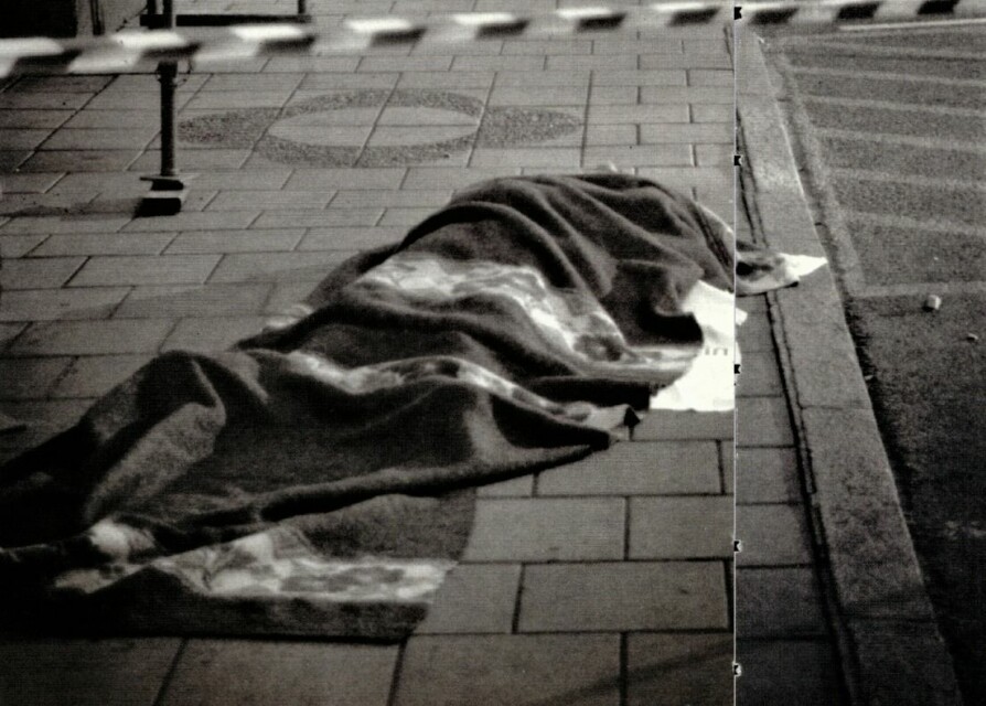 ÅPEN GATE: En av de drepte ligger med et teppe over seg i Universitetsgaten i Oslo sentrum, 29. juli 1989.