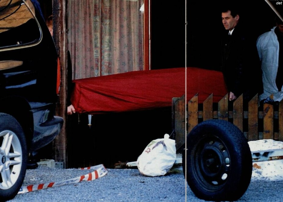 DREPT: Liket av den drepte 20-åringen bæres ut av boligen, 1. februar 2001.