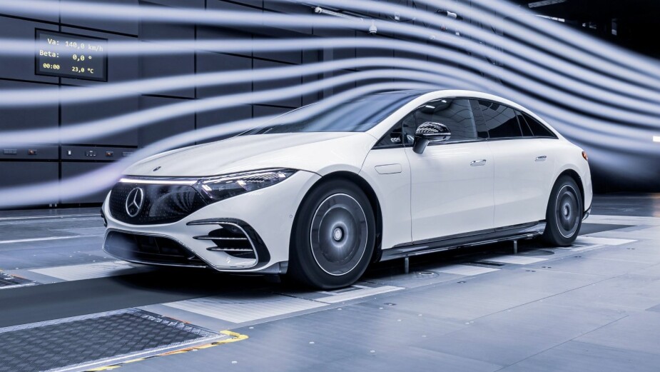 <b>BESTE I VERDEN:</b> Med en cd-verdi fra 0,20 er EQS den mest aerodynamiske produksjonsbilen i verden, ifølge Mercedes, noe som påvirker rekkevidden så vel som støykomforten positivt. 