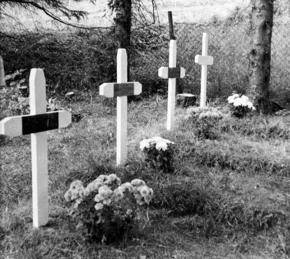 <b>DEN SISTE HVILE:</b> Gravplassen til de fire omkomne på Vågsvåg. Korsene ble etter hvert erstattet av en minnestein.