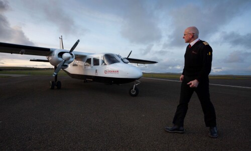 <b>PILOT:</b> Colin McAllister og hans arbeidsplass, en Britten Norman BN2 Islander.