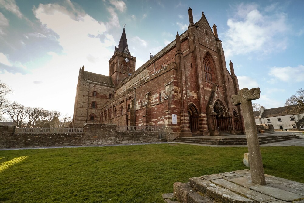 <b>KATEDRAL:</b> St. Magnus-katedralen, den nordligste katedralen på de britiske øyer. Bygget til ære for St. Magnus, jarlen av Orkney, som i 1116 ble drept av sin fetter etter interne stridigheter. 