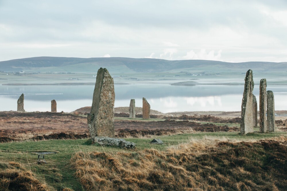 <b>STONEHENGE:</b> Den forhistor­iske steinsettingen Ring of Brod­gar, på øya Mainland, er med sin diameter på 104 meter, en av de største i Storbritannia. Man antar at den ble reist rundt år 2500 f.Kr., omtrent samtidig som Stonehenge. Av de opprin­nelige 60 steinene, står 27 igjen.