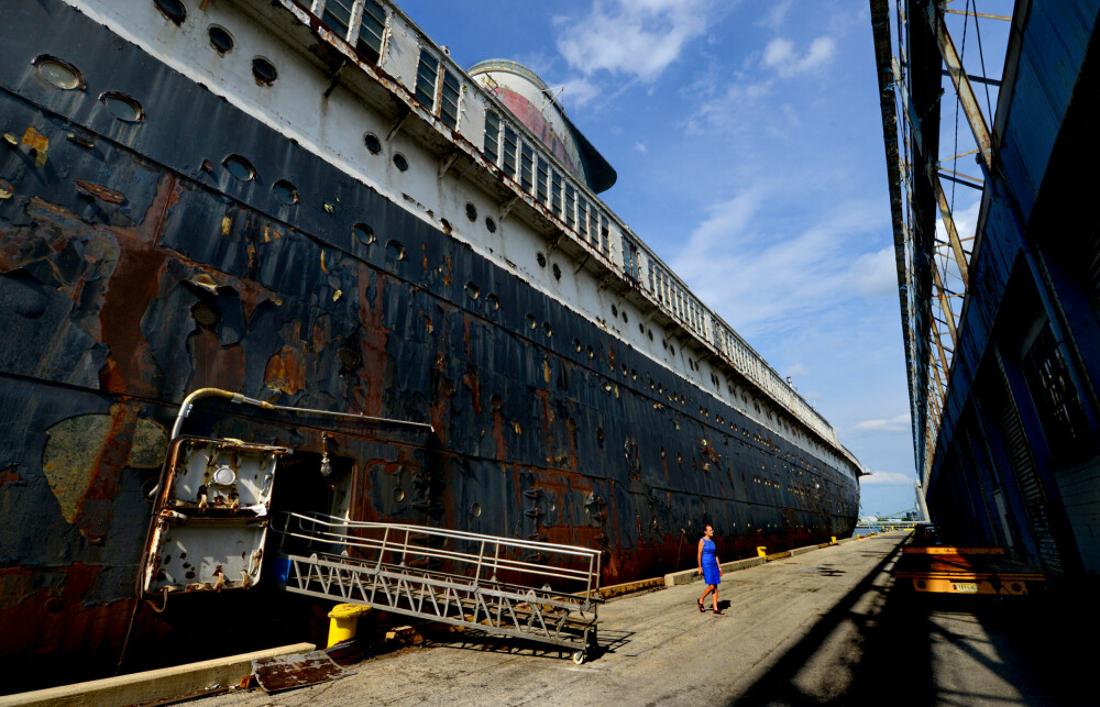 <b>LANG OG SMAL:</b> Med 302 meter lengde var United States lengre enn Titanic. Det var mye sikrere også. Susan Gibbs (i blå kjole) er barnebarn av skips­arkitekten og jobber aktivt for å redde skipet fra opphugging.