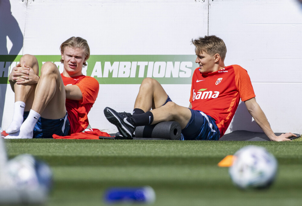 <b>UNDER PRESS:</b> Anført av de unge stjernene Erling Braut Haaland og Martin Ødegaard har Norge gode muligheter til å kvalifisere seg til fotball-VM i Qatar – et mesterskap mange vil boikotte av flere årsaker.