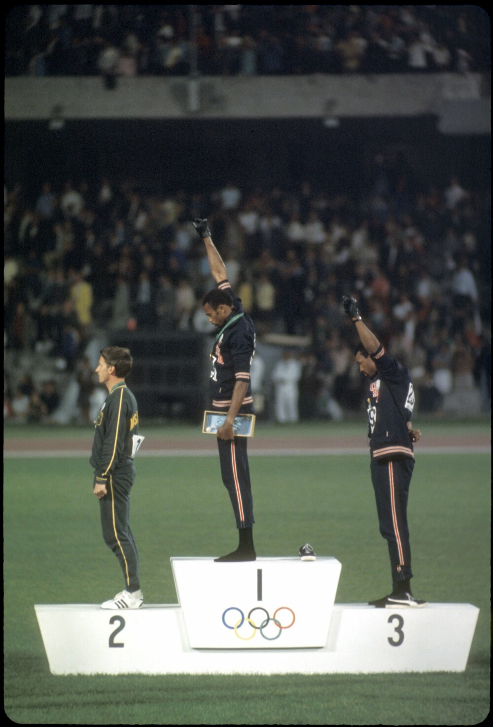 <b>UFORGLEM­MELIG:</b> De afro­amerikanske deltakerne i OL i 1968 vurderte først å boikotte lekene, men valgte likevel å delta og markere Black Power under seiers­seremonien for 200 meter. Bildet huskes bedre enn de fleste boikott-aksjoner i idretten.