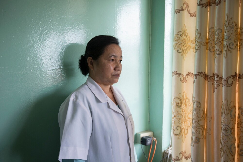<b>LEGEN:</b> Bouanvanh Outhachack (55) jobber som kirurg på et sykehus i Xieng Khouang. Hun ble lege fordi en udetonert bombe tok livet av både besteforeldrene og moren. Siden 1983 har hun operert over 500 pasienter med skader fra udetonerte eksplosiver. 