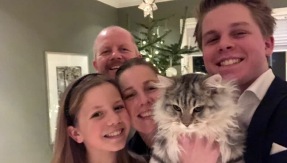 VANLIG FAMILIE: Tilsynelatende er de en helt vanlig familie. Det synes ikke utenpå at Roger er alvorlig syk eller at Laila konstant bekymret. Her er de avbildet sammen med barna Lerke (12) og Gabriel (16) og familiens katt.