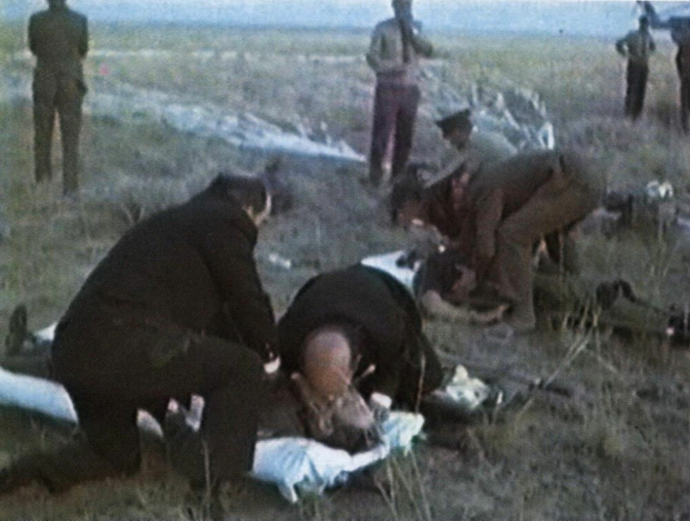 <b>TRIUMFEN BLE TRAGEDIE:</b> Desperat forsøkte rednings­mannskapene å gjenopplive kosmonautene fra Sojuz 11. Men hjertene hadde stanset for godt. Dramatikken ble dokumentert, og klippene finnes i dag på YouTube.