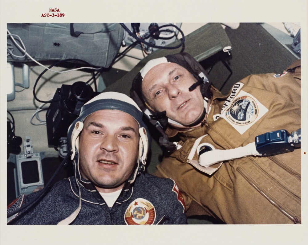 <b>LUNEFULL SKJEBNE:</b> Viktor Kubasov (til v.) skulle egentlig reist med den dødsdømte Sojuz 11. I stedet fikk han oppleve «håndtrykket i verdensrommet» i 1975. Her er Kubasov med amerikanske Thomas Stafford i det sovjetiske fartøyet. 