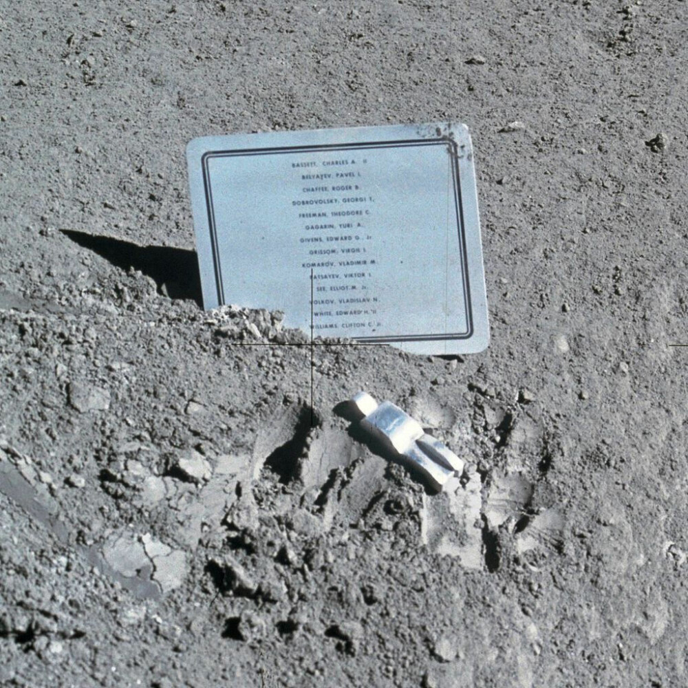 <b>HEDRET PÅ MÅNEN:</b> Navnene til Dobrovolski, Patsajev og Volkov står på minnesmerket Den falne astronauten, som ble plassert på Månen under Apollo 15-ferden i august 1971. Der hedres de som ofret livet i den tidlige fasen av utforskingen av rommet. 