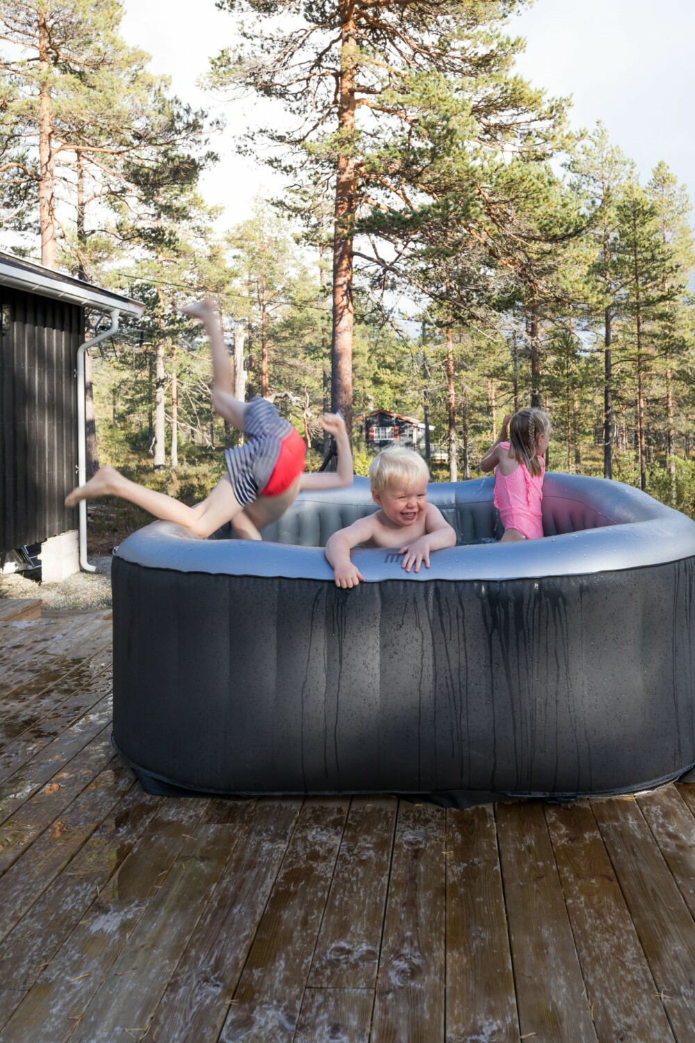 Barna storkoser seg i det oppblåsbare bassenget, som er fra Mspa og kjøpt brukt. Det enkelt å tømme bassenget for luft og pakke det bort. 