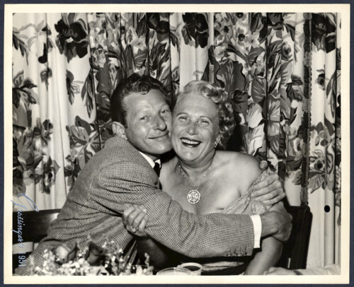 <b>DRONNING:</b> Jennie Grossinger var dronningen av Catskills. Her blir hun omfavnet av komikeren Danny Kaye. 