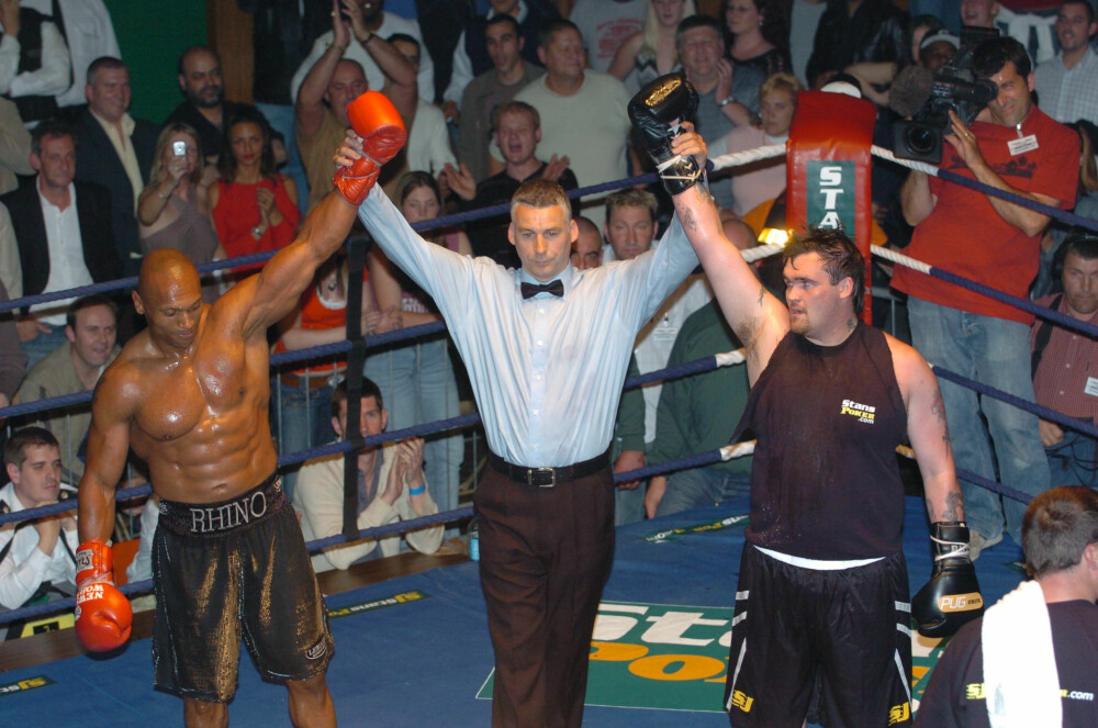 <b>I RINGEN:</b> En av drømmene Carroll fikk oppfylt, var å gå en boksekamp. Kampen mot Mark Rhino Smith trakk tusen tilskuere. 