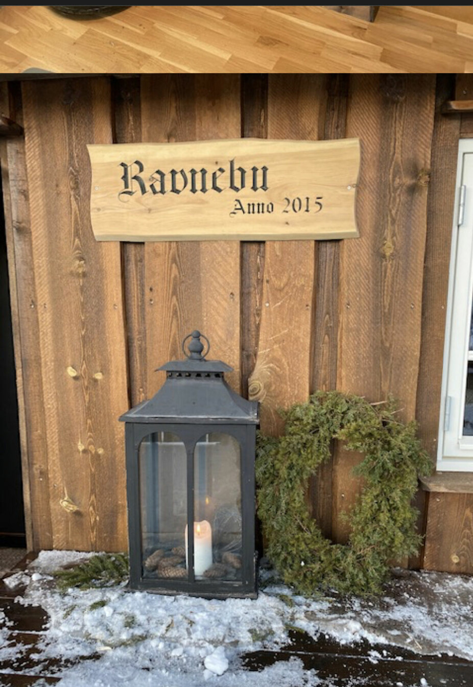 <b>Ravnebu:</b> Hilde U. Olsen og Rune Ravn Olsen har hytte i Birtedalen. Hilde forteller at Rune har navnet Ravn fra sin mor, og de er stolte over familienavnet. Derfor fikk hytta navnet Ravnebu. Rune har til og med en ravn hengende i taket.