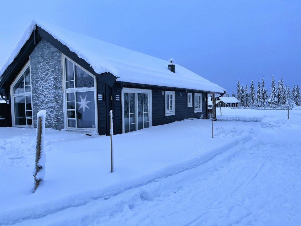 Midtigard: Familien har hytte i samme felt som to vennepar på Skeikampen. Her er det ofte afterski og skirenn med drikkeposter mellom hyttene. – Vi ligger midt imellom, og dermed ble det Midtigard. De andre to hyttene heter Oppigard og Nerigard. Nå venter vi på skilt til alle tre hyttene samt to avstandsskilt, forteller Kjersti Bakke.