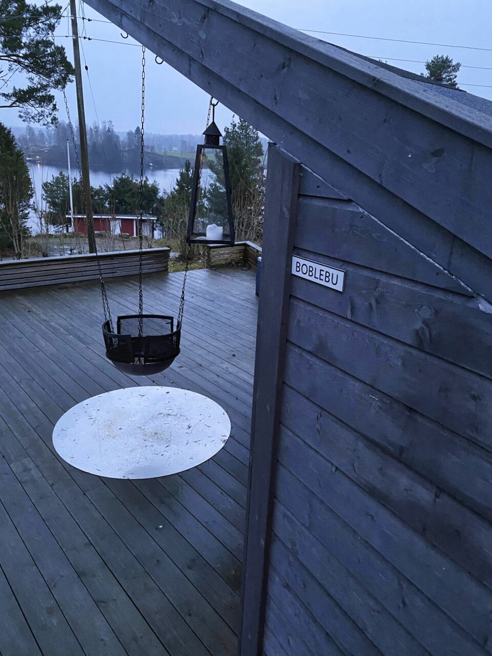 Boblebu: Boblebu er ett av navnene på godset ved Lyseren. Anette Sundquist forteller at hovedhytta heter Lillegodset, og dermed fikk annekset navnet Bittelillegodset. – Og da vi bygget gapahuken, var smaken av bobler en selvfølge. Og dermed ble navnet naturlig nok Boblebu.
