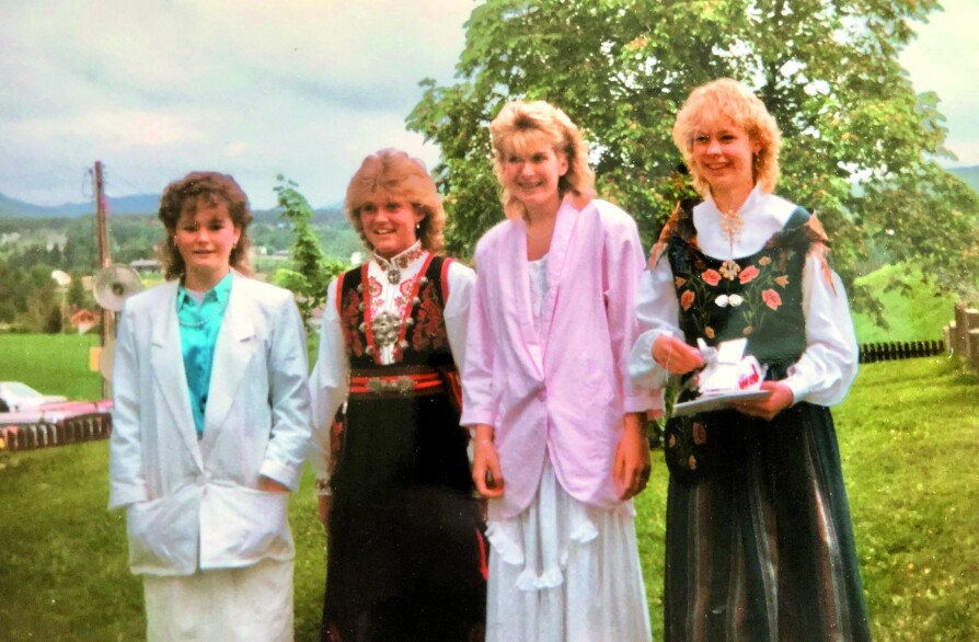 <b>FORSKJELLIG VALG:</b> Til konfirmasjonen i Kongsberg 1987 valgt Gro Ågren (t.v) og jeg skjørt/kjole og dressjakke. Kristin Ristvedt var flott i sin Øst-Telemarksbunad, samme som sin mor har, mens Anne Cecilie Ristvedt (t.h) med mor fra nord, hadde vakker blå Nordlands-bunad.