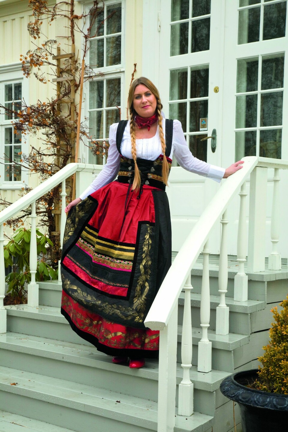 FESTDRAKT?: Jeg ble betatt av Lise Skjåk Bræks festdrakter da jeg fikk prøve en under et intervju med henne. Skulle jeg velge en slik istedenfor bunad?