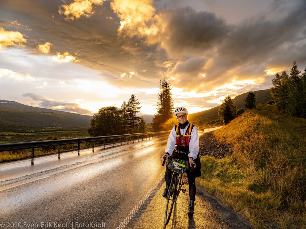 <b>TØFF:</b> Hanne Smedal Tengren syklet fra Trondheim til Kristiansund i bunad, for å levere en analyse av fordelene ved å beholde de lokale sykehusene i distriktet. Foto: Svein-Erik Knoff