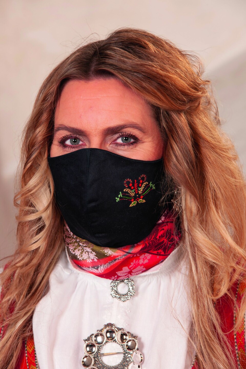 KORONA-TILPASSET: Norske Bunader laget også et fest-munnbind til meg, med broderier fra Vestfoldbunaden 1932-modellen, da modellen fra 1956 som jeg har valgt, ikke har fargede broderier. Den har kun hvite broderier på den hvite skorten.