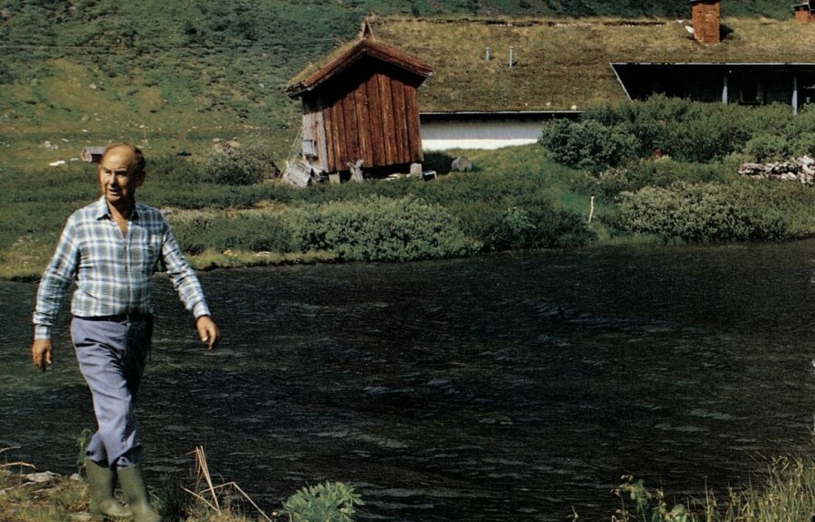 HEMMELIG HYTTE: Max Manus avbildet utenfor hytta som i mange år var en godt bevart hemmelighet. Bildet er fra 1985.