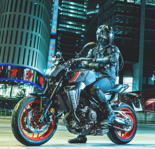 <b>R UTEN KÅPE:</b>Med tre-sylindret motor, er Yamaha MT-09 en sykkel med karakter og sjarm. Den går bra og har kjøreegenskaper på nivå med de beste R-syklene. Kall den gjerne en kåpeløs «R», men roadstersjela er hjertelig til stede.  