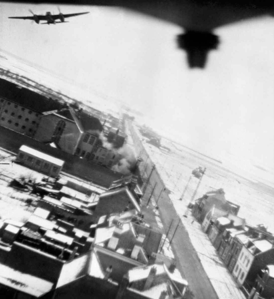 MÅLET: Mosquito stiger bratt etter angrepet. Første bombe har truffet. Fotografert av Mosquitoen som ledsaget angrepsmaskinene.