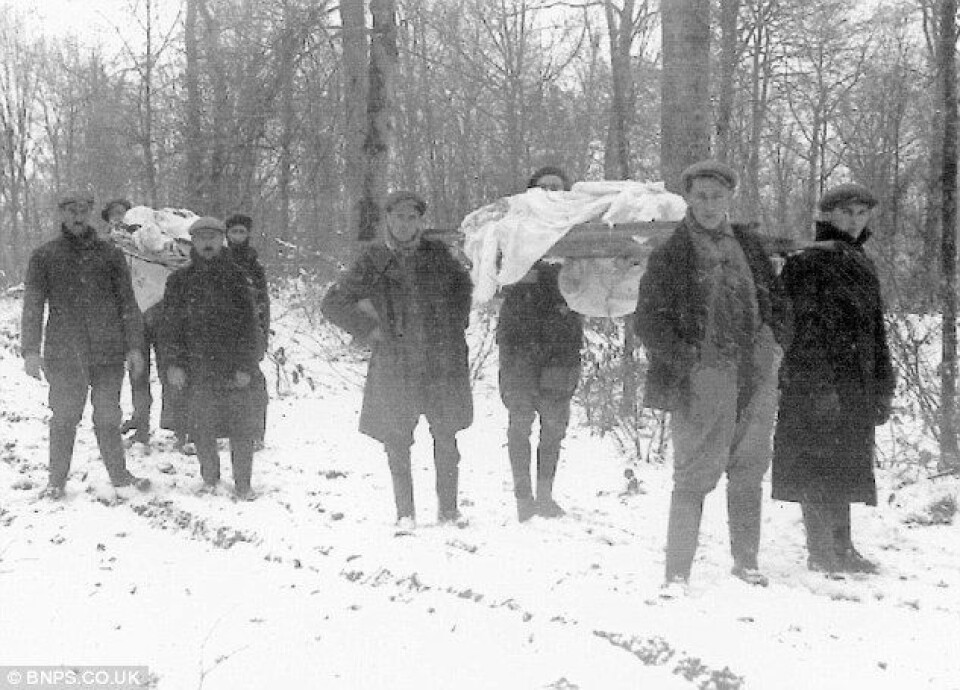 TILBAKE TIL AMIENS: Lokale franskmenn bærer likene til de kaptein P.C. Pickard og løytnant John Broadley til landsbyen.