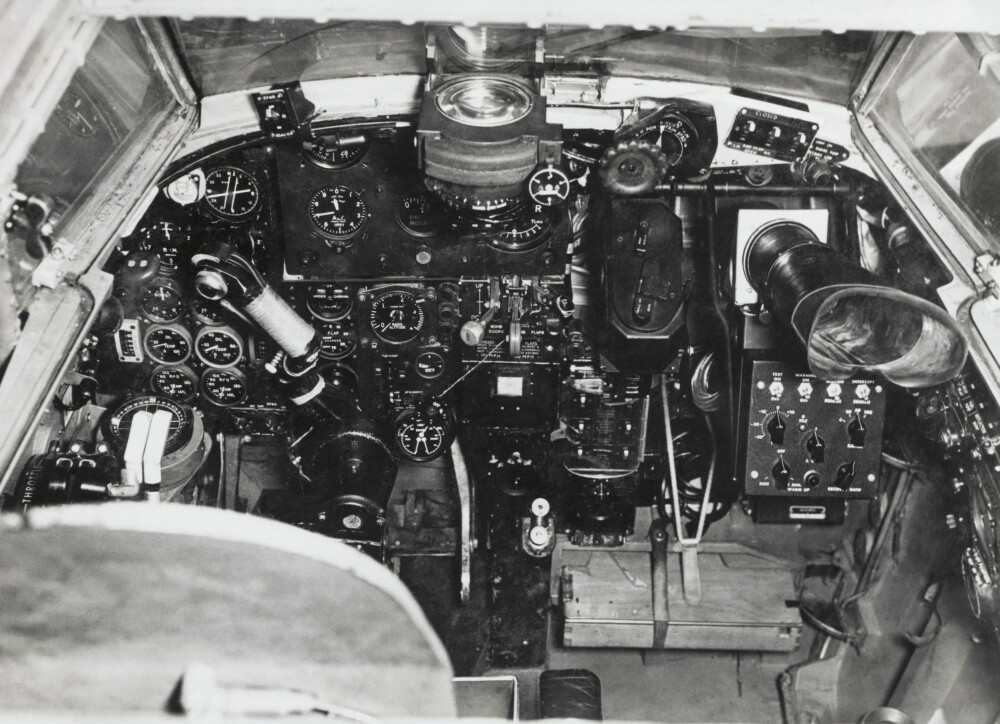 <b>TRANGT:</b> Cockpiten på en Mosquito. Pilotens arbeidsplass. Trangt og smekkfullt av instrumenter.