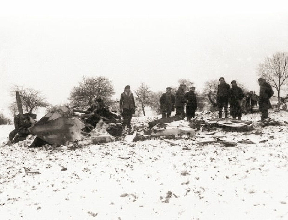 VRAKET: Franske sivilister undersøker vraket av Pickards Mosquito.