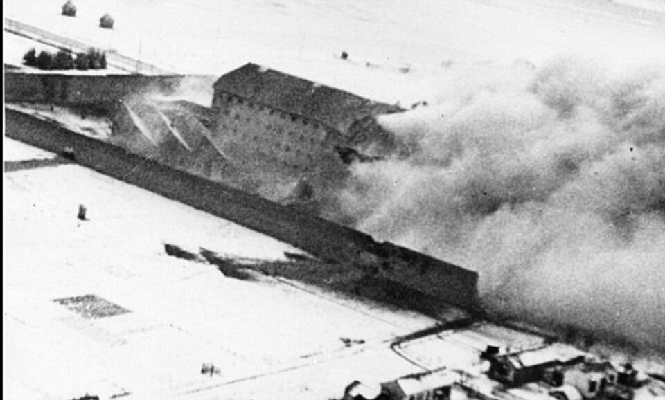 FULLTREFFERE: Støv og voldsom røkutvikling skjulte nesten målet for neste angrepsbølge.