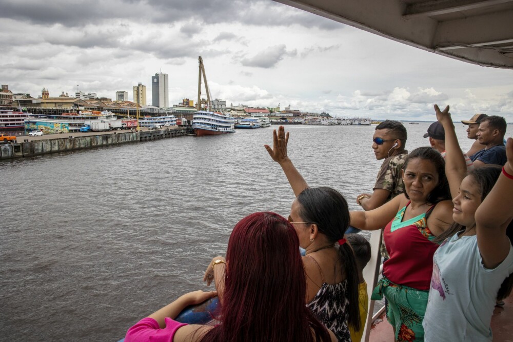 <b>FARVEL, MANAUS:</b> Passasjerer om bord på Amazon Star med kurs mot Belém ved kysten i øst, vinker farvel til venner og familie på kaia i Manaus. Det skal være påbudt med munnbind om bord.
