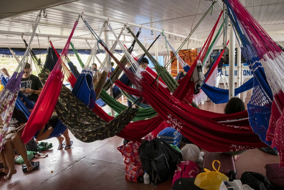 <b>KØYEKOS:</b> Midt under pandemien, på en ferge fra Manaus, som er et av de hardest covid-19-rammede stedene i verden, sover folk slik om bord. Tett i tett, og kun få bruker munnbind.