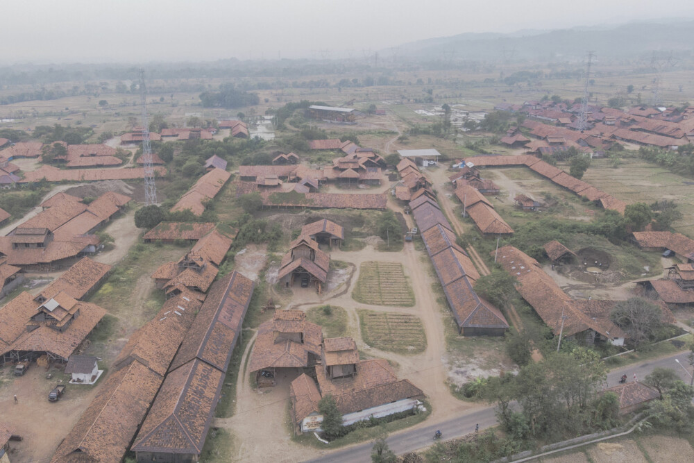 <b>TAKSTEINBYEN:</b> Luftfoto av området i Indonesia som teller over 200 takstein-fabrikker. 