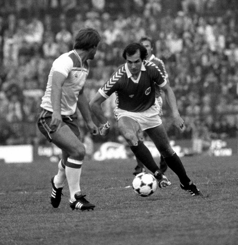 <b>LEGENDE:</b> Tom Lund i kanskje en av de mest historiske landskampene i moderne tid. Lillestrøm-spilleren var ledende for laget som slo England 2–1 på Ullevaal stadion.
