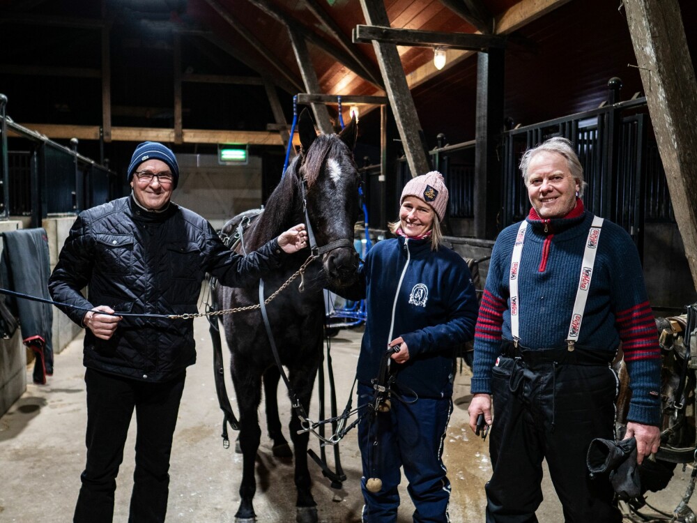 <b>I SITT RETTE ELEMENT:</b> Hesteoppdretter Tom Lund med Forever Dream, Lise Bekkevold Johansen og travtrener Erik Killingmo på Aurskog.