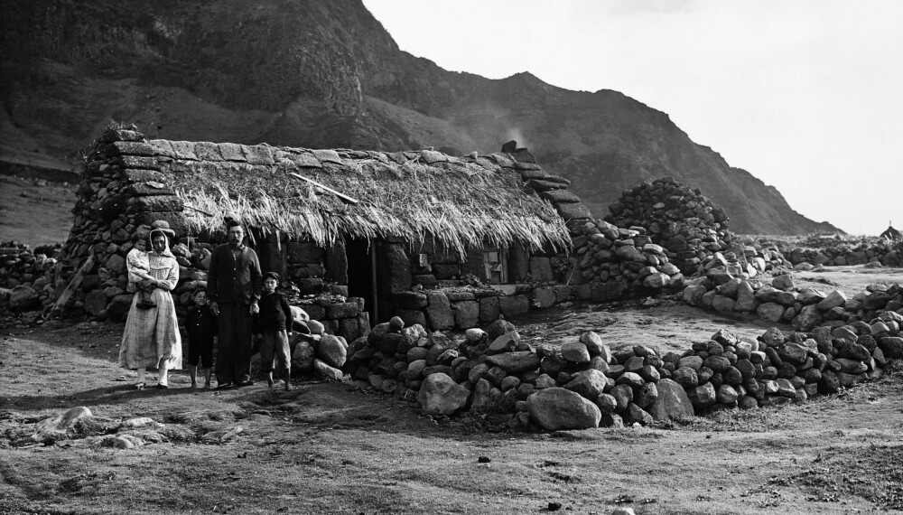 STEINHUS MED STRÅTAK: Tristan da Cunha i "gamle dager".