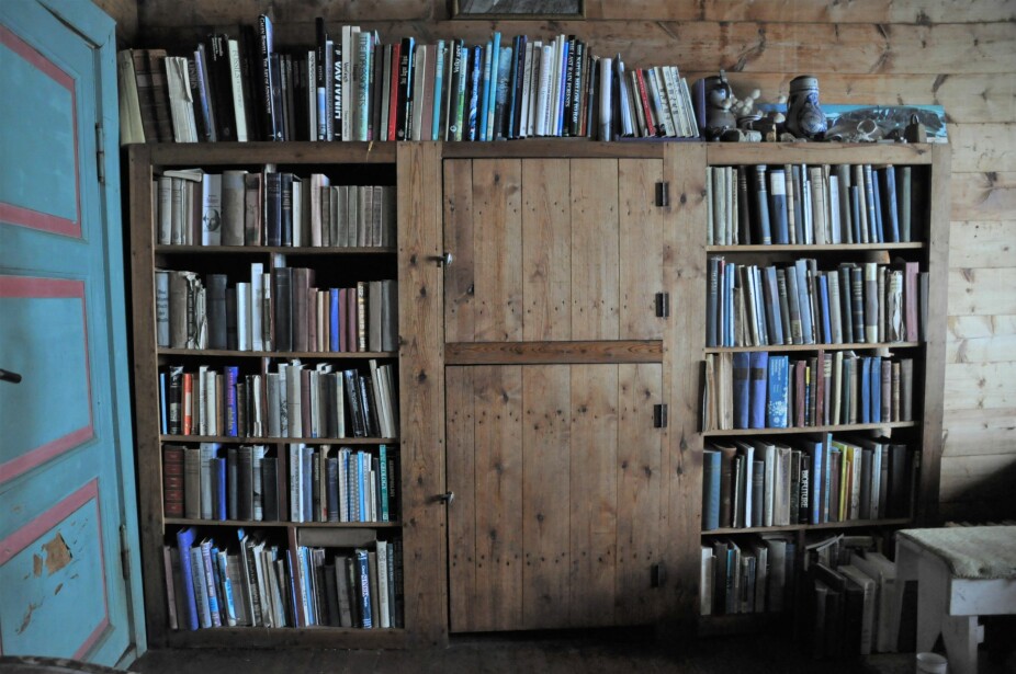 STUA PÅ TVERGASTEIN: Arne Næss sørget for at hytta både fikk en bokvegg i stua i tillegg til et eget rom som var bibliotek.