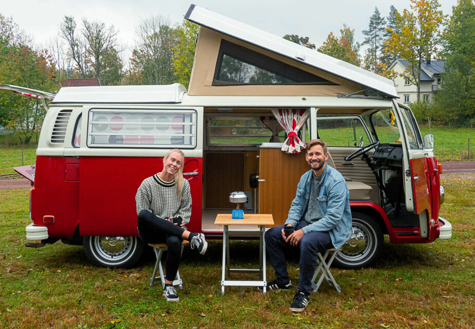 <b>KLAR FOR EVENTYR:</b> Siw Larsen og Anton Thorsnes med sin klassiker av en campingbil.