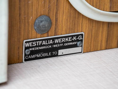 <b>ORIGINAL:</b> Innredningen er original, signert Westfalia-Werke i daværende Vest-Tyskland.