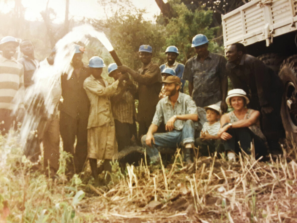 <b>TANZANIA:</b> Chantal, Fridtjov og Chantals sønn Victor sammen med Fridtjovs medarbeidere i Tanzania i 1996. Fridtjov Ruden er geolog og driver firmaet Ruden A/S. Firmaet har spesialisert seg på å lete etter vann i tørre områder rundt omkring i verden.