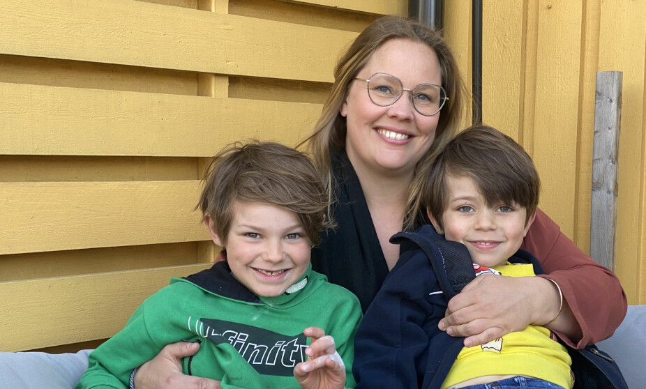 Anniken Østberg (35) sammen med sønnene Sebastian (6) og Alexander (4). 6-åringen har slitt med tørre og blødende koronahender. Hun spurte om hjelp på Facebook. Sjekk svarene hun fikk og legens beste råd.