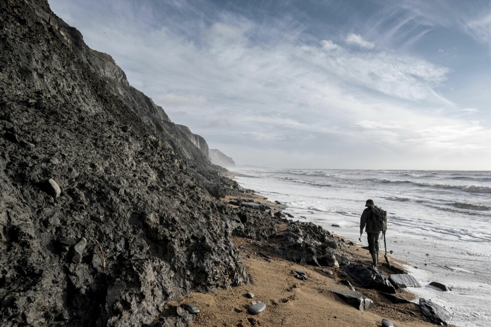 <b>FOSSILJEGER:</b> Kameran Sabbaghi fra Southampton saumfarer strendene etter fossiler langs stranden Charmouth Beach. 