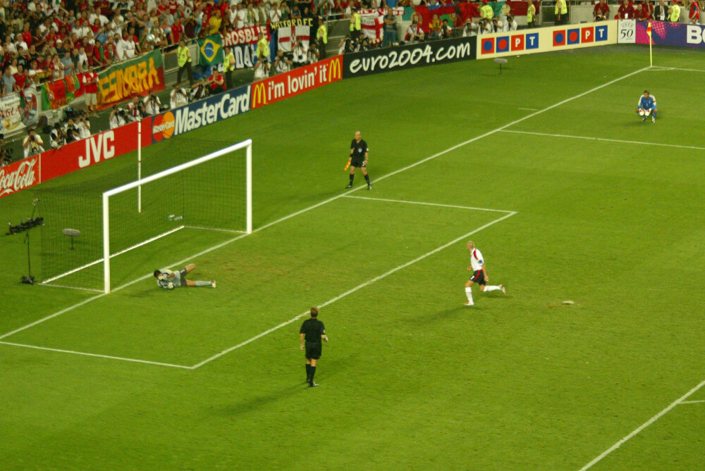 <b>IKKE TILFELDIG:</b> Den engelske superstjernen David Beckham satte ballen høyt over Portugals mål under straffespark­konkurr­ansen i EM 2004. Og det var slett ikke uventet. For norske forskere har studert fenomenet nøye.