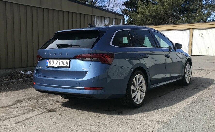 CHASSIS-MULIGHETER: I tillegg til standardchassis, kan ytterligere tre alternativer vurderes: Et 1,5 cm lavere sportsunderstell, et understell med 1,5 cm høyere bakkeklaring eller adaptivt understell som senker bilen én cm,