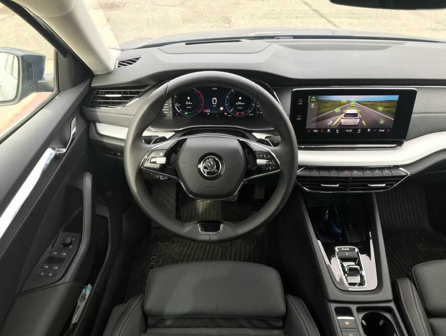 FØR OG NÅ: Det analoge instrumentpanelet er erstattet av et digitalt panel, Berøringsskjermen er blitt større, har flere funksjoner og er flyttet opp på midtkonsollen.