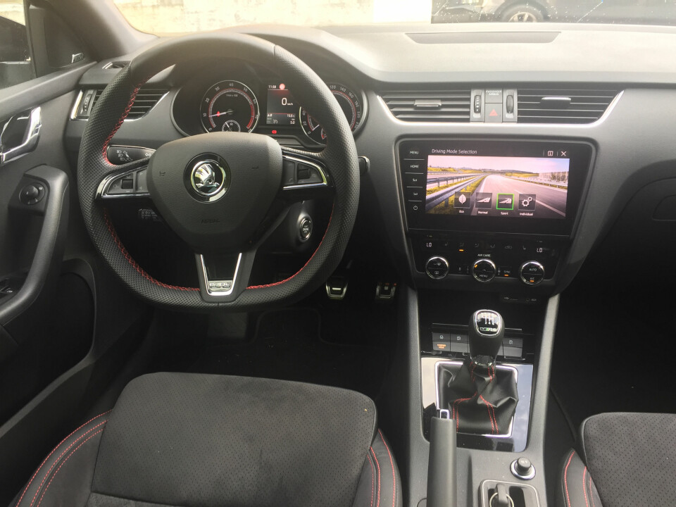 TIDLIGERE: Slik er førermiljøet i tredje generasjon Octavia - i dette tilfellet en RS-modell.