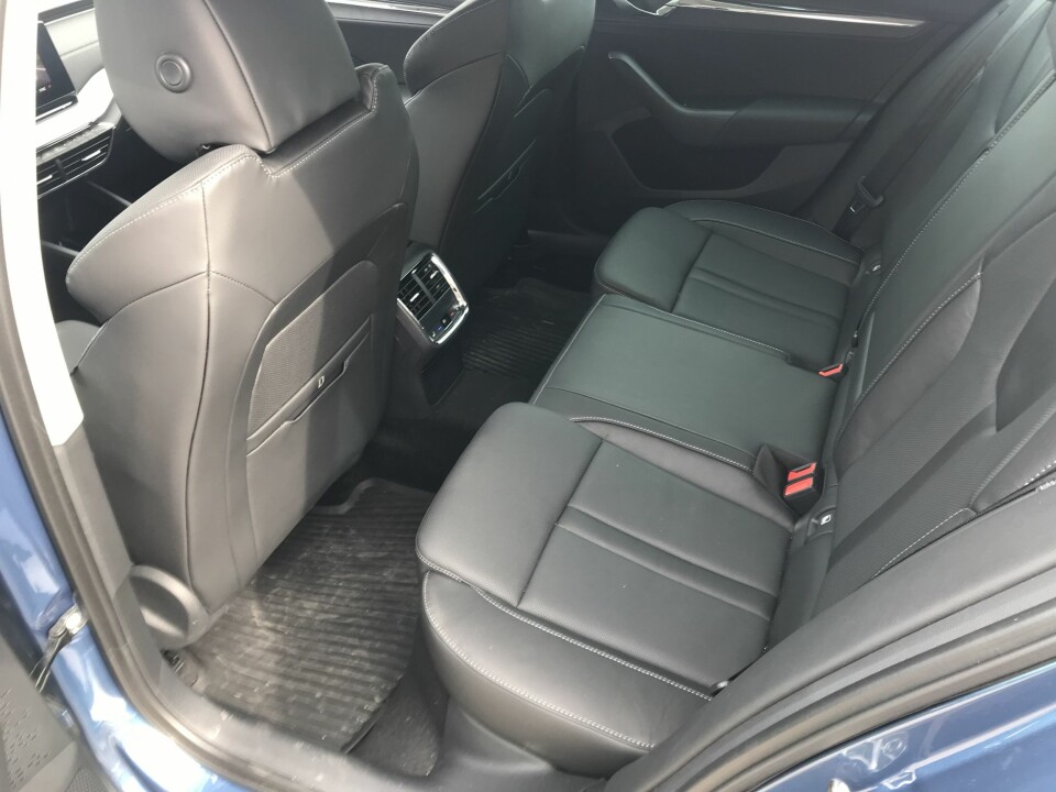 VOKST: Benplassen i baksetet har vokst med 7,8 centimeter. To små lommer til smarttelefoner er festet på baksiden av forsetene.