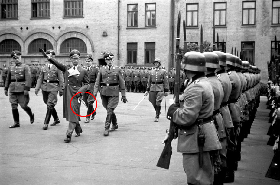 PARADE: Rikskommissær Josef Terboven under utdeling av jernkorset til to Gestapo-soldater på Majorstuen skole i Oslo i juni 1942. Til høyre for Terboven går Gestapo-sjef Wilhelm Rediess.